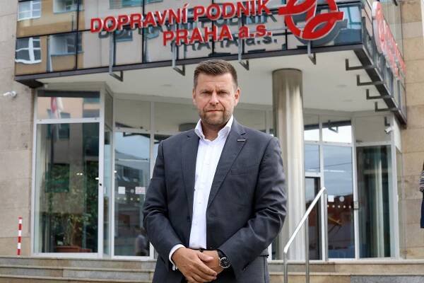 Policie zadržela a vyslýchá také ředitele dopravního podniku Witowského. Mezi obviněnými není, Hřib žádá jeho rezignaci