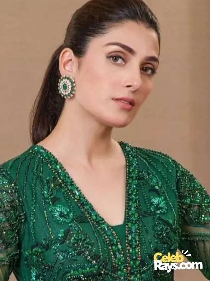 Ayeza Khan  stunning