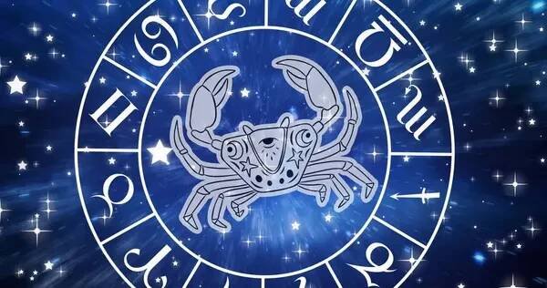 Obrázek symbolu hvězdy rakoviny v rotujícím horoskopu nad zářícími hvězdami. horoskop a koncepce znamení zvěrokruhu digitálně generovaný obraz. — Stock obrázek