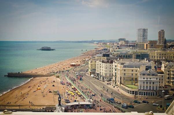 Soubor:Brighton seashore from Brighton Wheel.jpg