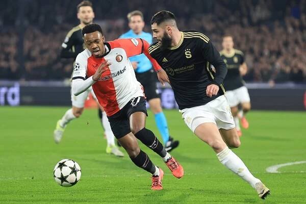 Antoni Milambo z Feyenoordu (vlevo) a Matěj Ryneš ze Sparty