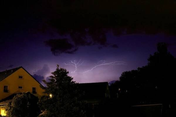 Českem se prohnaly bouřky. Lámaly stromy, doprava stála