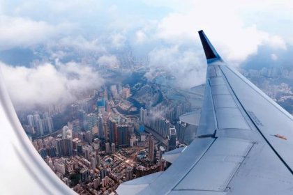 Letadlo do Hongkongu. Pohled z okna letadla na mrakodrapy. — Stock obrázek