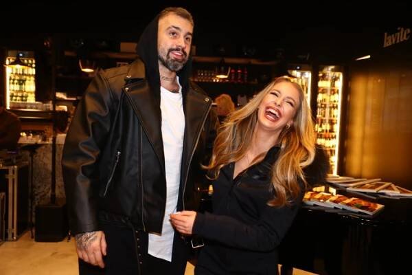 FOTO: Nikola Uhlířová se zadaným mužem roku Josefem Kůrkou. – stránka 22