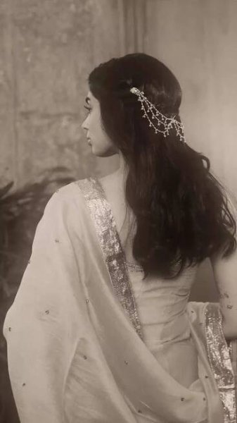 Khushi Kapoor brings a beautiful blend of pastel hues in her ethnic avatar