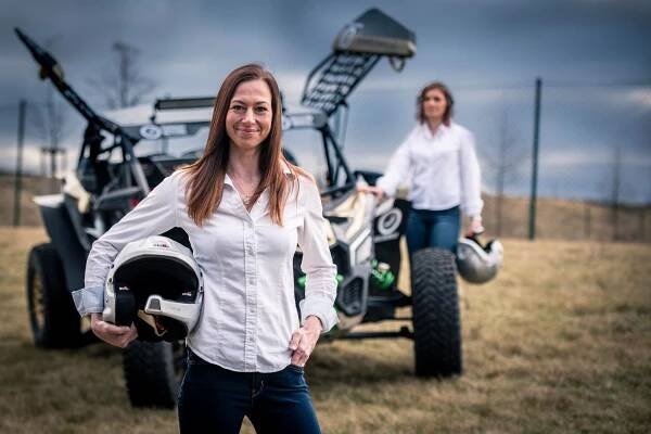 "Holky z kanclu" se chystají v bugině zdolat výzvu jménem Rallye Dakar