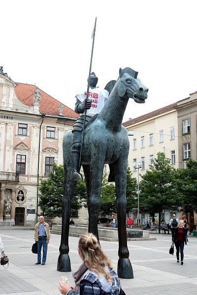 Sochy Masaryka i Jošta oblékli kvůli referendu. Vandalismus, zlobí se oponenti