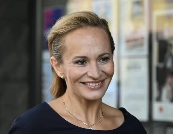 Monika má radost, dostala od kamarádek fotku z dětství.
