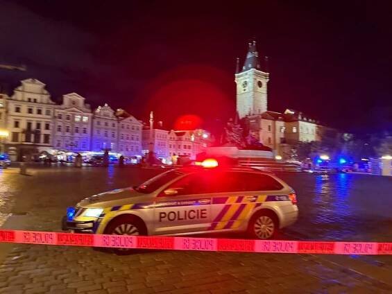 Podezřelý sud na Staromáku! Policie náměstí na hodinu a půl zavřela, na místo jel pyrotechnik