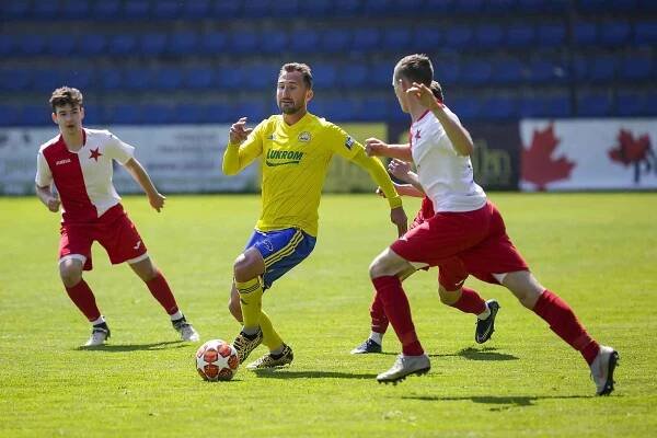 Fotbalisté Zlína (ve žlutých dresech) porazili na Letné třetiligovou Kroměříž 4:1.