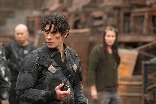 Prvních 100 - Echoes - Z filmu - Bob Morley