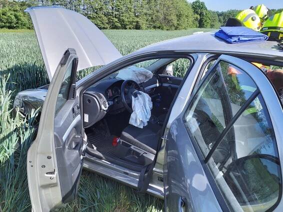 Nehoda na silnici I/37 u obce Lukavice si vyžádala tři zraněné osoby, jednu museli hasiči vyprostit | POŽÁRY.cz - ohnisko