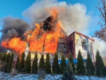 V Jedovnicích shořela chata, při požáru se zranili dva lidé. Milionová škoda