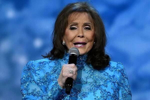POCTA PRO LORETTU LYNN NA GRAMMY 2023 | www.clickandcountry.com