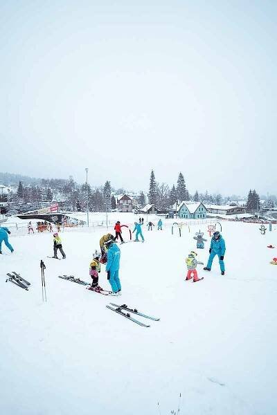 FOTO: Ski areál Ještěd zahájil slavnostně sezónu, láká i na noční lyžování