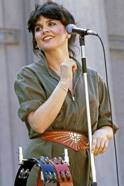 Iconic Performer Linda Ronstadt in Action Wallpaper