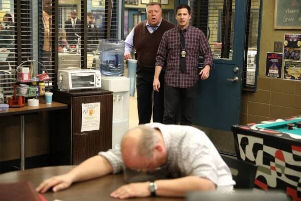 Brooklyn 99 - Policejní kongres - Z filmu - Joel McKinnon Miller, Andy Samberg