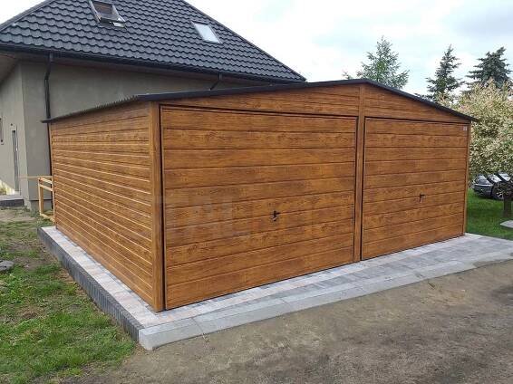 Plechová garáž 6x5x2,5 - zlaty dub (imitace dřeva), sedlová střecha, výklopné vrata, dveře - Stalmex