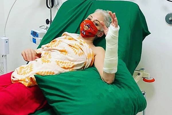 Rose McGowan Says She Broke Her Arm While 'Reading U.S. Election Results' on the Stairs: 'Ouch'