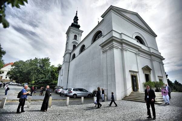 Nevěsta Csáková přijela pozdě na svatbu: Nevešla se do šatů!