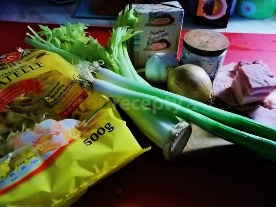 Tagliatelle s uzenou krkovicí, řapíkatým celerem, houbami a bazalkou - fotografie 3 - TopRecepty.cz