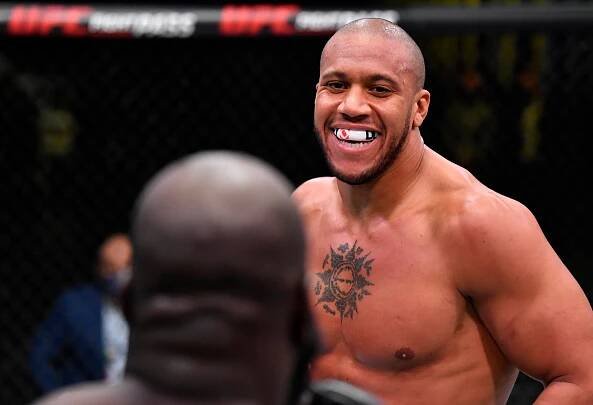 Whittaker: Jones je nejlepším MMA bojovníkem celé historie, Ganea ukončí na zemi