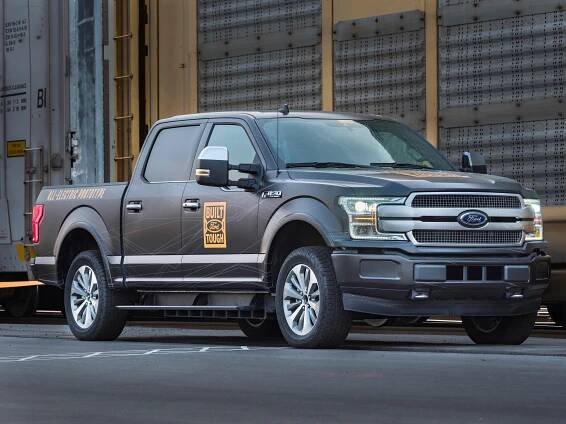 Elektrický Ford Pick-up utiahol 10 vagónov
