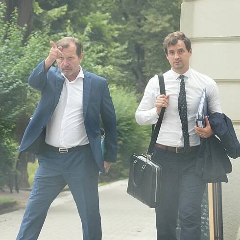 Jaromír Soukup se svým právníkem opouští kavárnu, která se nachází nedaleko od soudní budovy.