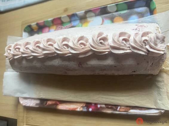Jahodová roláda s mascarpone krémem | NejRecept.cz
