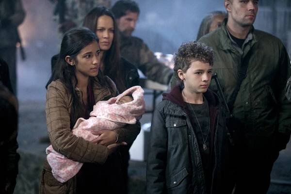 Falling Skies - Badlands - Z filmu - Seychelle Gabriel, Maxim Knight
