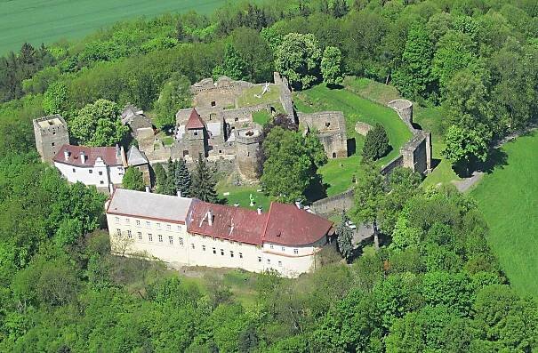 Soubor:Hrad Klenová - letecký pohled (cropped).JPG – Wikipedie