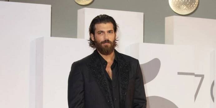 Can Yaman oblékl na červený koberec oblek Dolce a Gabbana