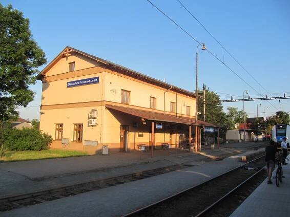 Soubor:Pardubice-Rosice nad Labem, nádraží.JPG – Wikipedie
