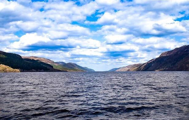 loch ness, krásné jezero ve skotské vysočině, s modrou oblohou, mraky a horami. - loch ness - stock snímky, obrázky a fotky