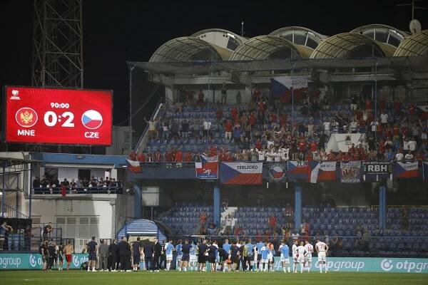 Premiéra podle Nedvěda. Nervy, hlava v dlaních, rituál na trávě a vítězné odfrknutí
