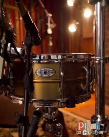 A beautiful looking @pearl_drums SensiTone brass snare for your Friday perusal 👀 Sandwiched between two @shure sm57’s to capture a blend of crack and punch 👊🏽 @garrit_tillman used this setup during tracking for the @allmyfrndsh8me album 🥁 #drums...