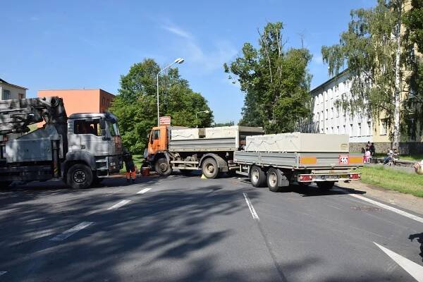 FOTO: V Bruntálu se srazil náklaďák s dvěma motorkáři. Oba jsou ve vážném stavu