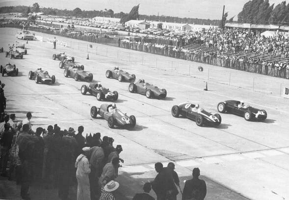 Harry Schell chtěl vítězit, měl to v krvi. Jako první Američan startoval v F1, jeho matka měla vlastní tým a letos by oslavil stovku!