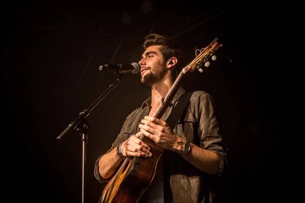 Zpěvák Alvaro Soler na koncertě v Miláně... | iROZHLAS - spolehlivé zprávy