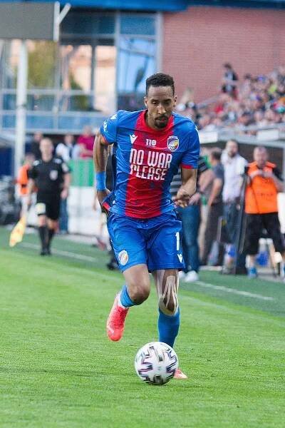 Fotbalisté Viktorie Plzeň slaví kolo před koncem FORTUNA:LIGY mistrovský titul. Definitivně si ho při bodové ztrátě Slavie s Ostravou (1:1) zajistili vítězstvím 2:0 nad Hradcem Králové. Utkání se hrálo v Mladé Boleslavi, kde Východočeši nastupovali v sezo