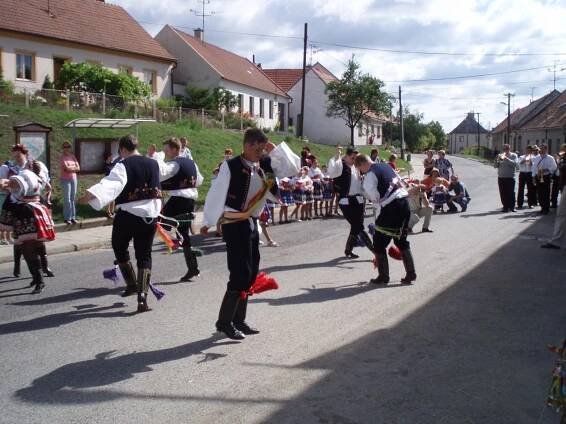 Život v obci - Krojované hody - Oficiální stránky obce Sedlec u Mikulova