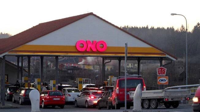 Kruhový objezd u čerpaní stanice Ono v Plané nad Lužnicí.