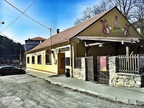 2 obří bramboráky o průměru 23 cm: se slaninou a tvarůžky, nivou a vejcem nebo sýrem a zeleninou