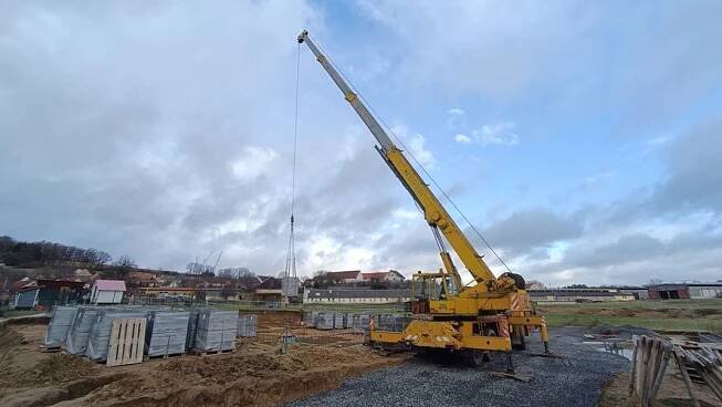 Jeřábnické práce autojeřábem tatra 815 AD28 Nalžovské Hory, Nalžovy Machinery-KM • Firmy.cz