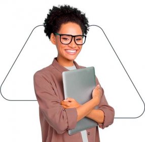 Imagem mostra uma mulher sorrindo para a câmera abraçando um notebook fechado. No fundo atrás da mulher contém duas formas geométricas.