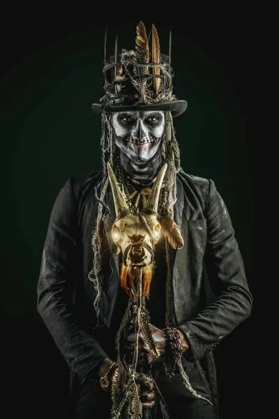 Muž s lebka make-up oblečený ocas kabát a cylindr. Baron sobota. Baron Samedi. Dia de los muertos. Den mrtvých. Halloween. — Stock obrázek
