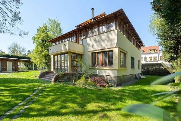 Luxusní vila v srdci Klánovic, nadstandardní bydlení v jedné z nejžádanějších lokalit Prahy, cena na vyžádání