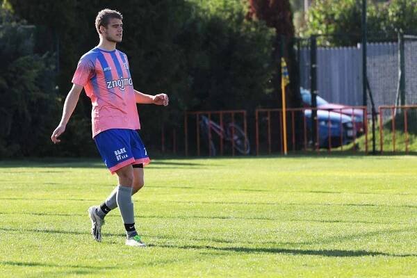 Fotbalisté FK Znojmo (růžovo-modří) chtějí na jaře zlepšit obranu.