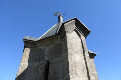Žulová studna plná záhad. Památka na náměstí v Bochově připomíná středověký hrad | Region