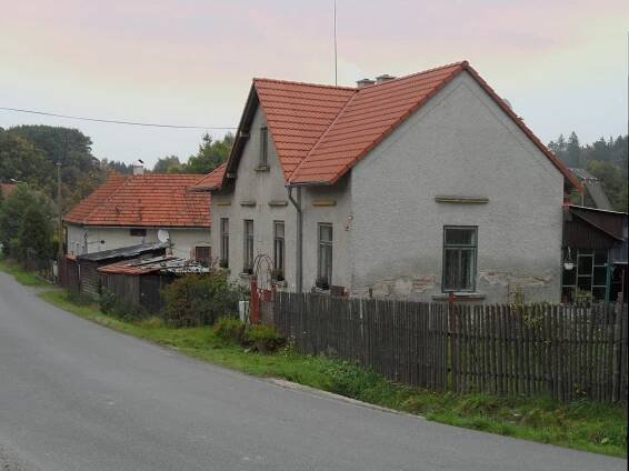 Soubor:Kamenna Lhota (Cestin) E. DomyUSilnice.jpg – Wikipedie